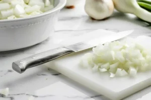 Grob geschnittene Zwiebelstücke