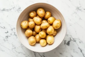 Halbierte rohe Drillinge in einer weißen Rührschüssel, bereit zur Zubereitung