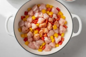 Vorkochen der gewürfelten Kartoffeln im Topf