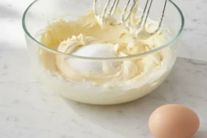 Butter-Zucker-Mischung cremig aufschlagen