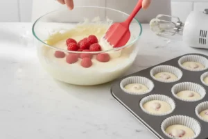 Mehl und Backpulver mit Milch einrühren