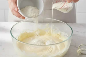 Mehl und Backpulver mit Milch einrühren