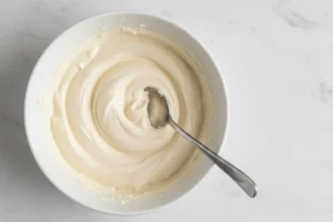 Sahne-Frischkäse-Soße für den Kartoffelauflauf anrühren