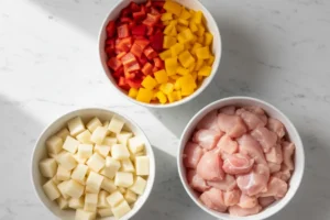 Vorbereitung von Kartoffeln, Paprika und Hähnchen für den Auflauf