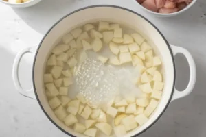 Anbraten von Hähnchen und Paprika in der Pfanne