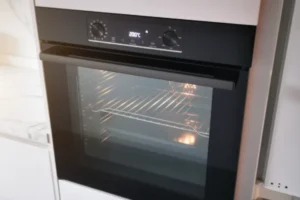 Weisses Ofengeschirr steht bereit der Backofen wird auf 200 Grad vorgeheizt